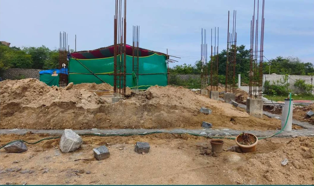 నిర్మాణ స్థలంలో స్తంభాల పని