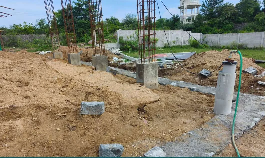 పునాదులు, స్తంభాల నిర్మాణ దృశ్యం