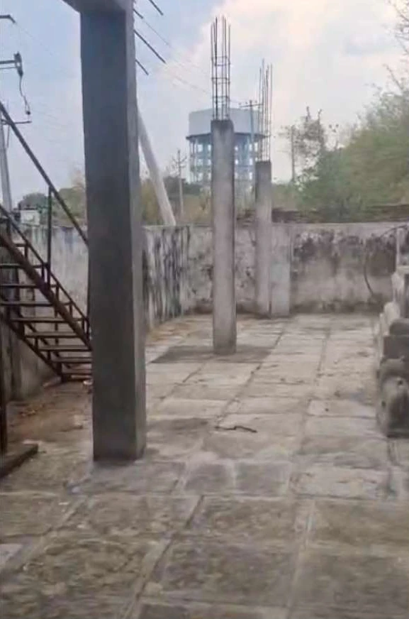 పురాతన ఆలయంలో స్తంభాలు