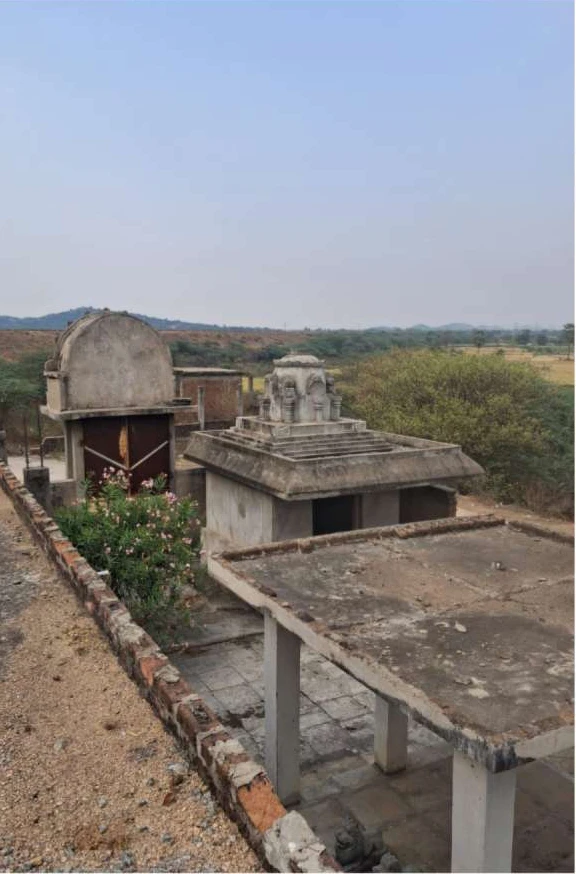 పురాతన ఆలయ పరిసరాలు